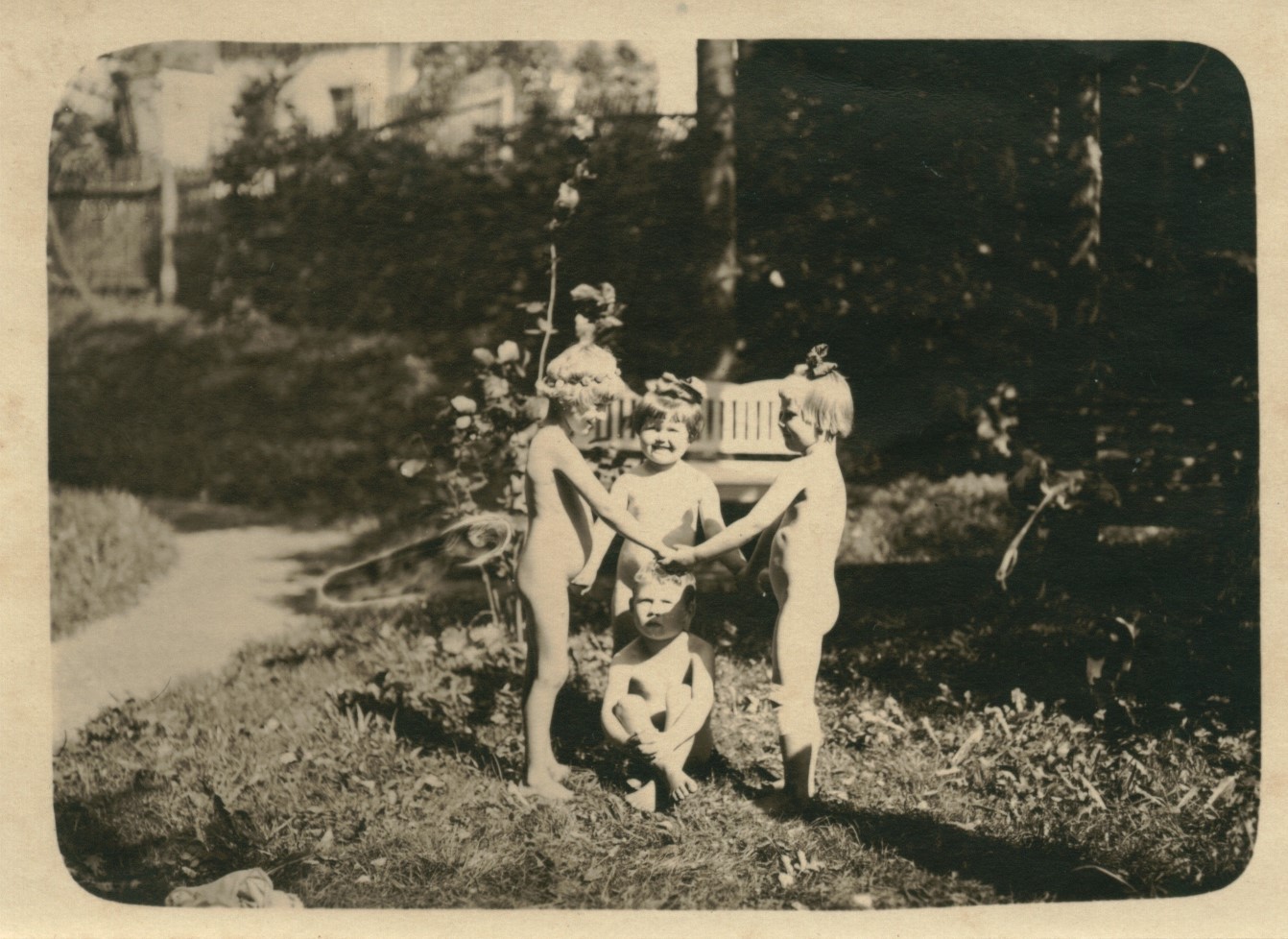 Hamburg, Sommer 1900 - Nackte Kinder, spielend im Garten.