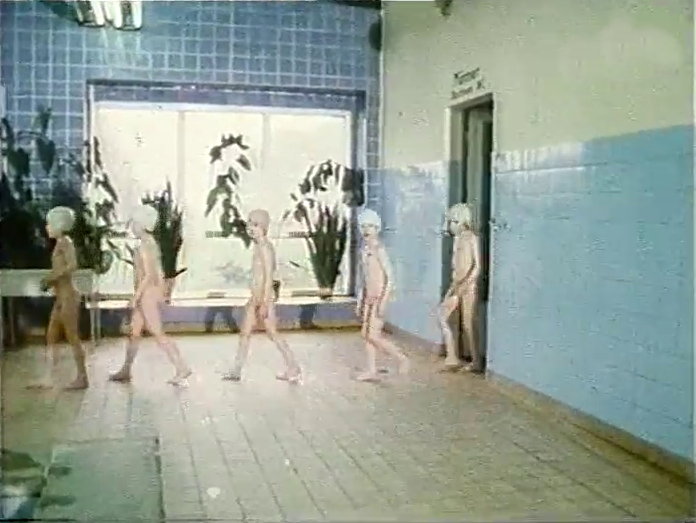 Nackter Schwimmunterricht in Weißenfels, DDR.